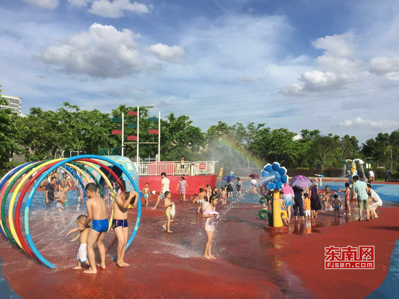 福州儿童公园戏水乐园免费开放，孩子们欢快戏水.jpg