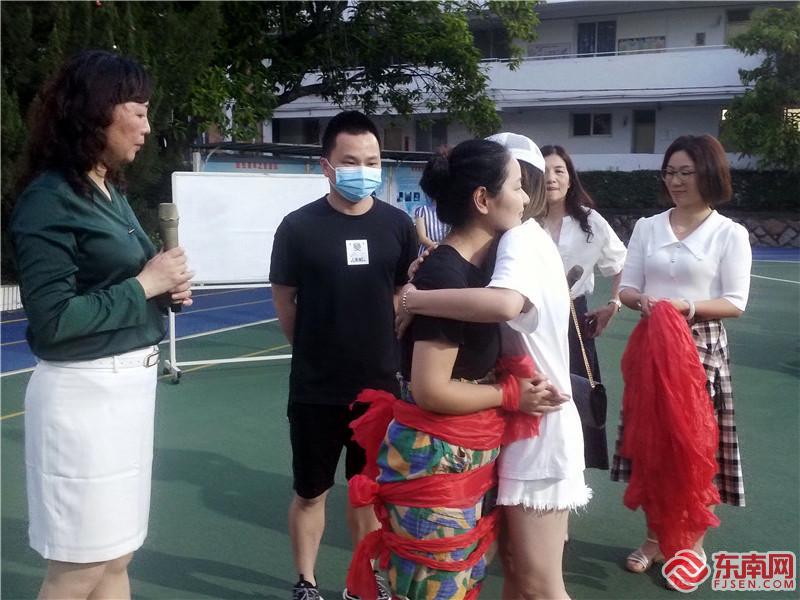 家长学会给孩子松绑 东南网记者张立庆摄.jpg